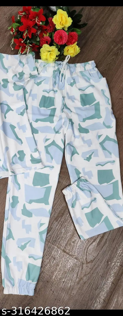 Tie-dye Lycra T-shirt set with short sleeves, printed pattern on display rack