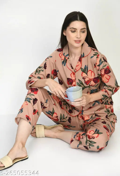 Blazin White women's polyester nightsuit shirt & pyjama set with short sleeves, printed net pattern on display