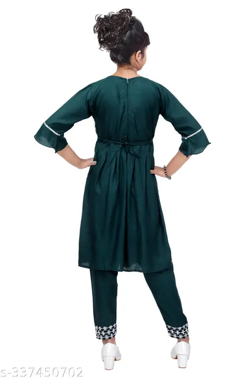 Green chiffon girls casual kurta and pyjama set, pack of 1. Floral print, knee-length, three-quarter sleeves. Ideal for fashion-conscious children
