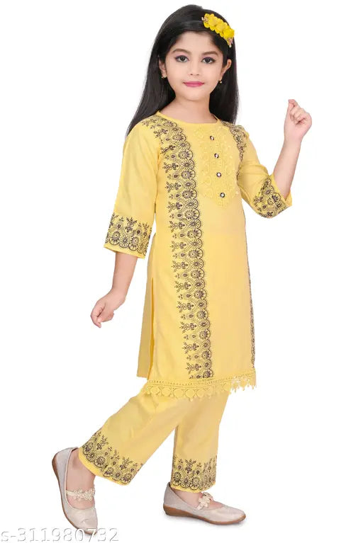 Cotton blend girls' ethnic kurta pyjama set, vibrant print on knee-length top with loose-fitting pyjamas, 3-4 years size, Indian origin
