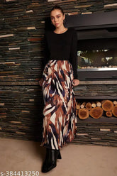 Printed pleated maxi skirt, casual-fit polyester, sophisticated elegance for women (size 26, 38" length)