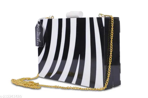 Handmade resin and wood black & white style clutch/sling bag, one compartment, printed net pattern, free size (4" x 3"). Accessorize party wear with this unique, artisanal resin handbag from India