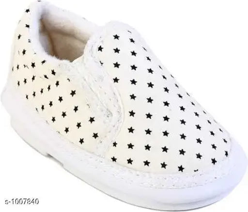 White adorable kids boot with star pattern and velcro closure