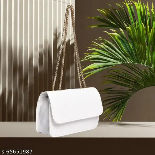 Women's slingbag with long strap, white interior and multiple pockets