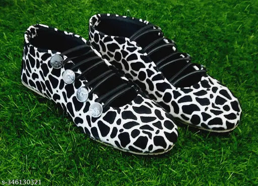 Synthetic printed bellies shoes, women's casual fashion sneakers in indian sizes on display