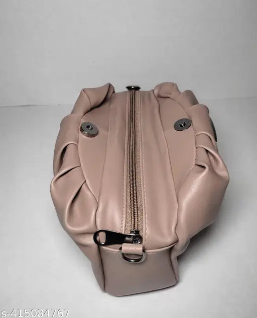 Tan shoulder bag with ruffled edge, metal zipper