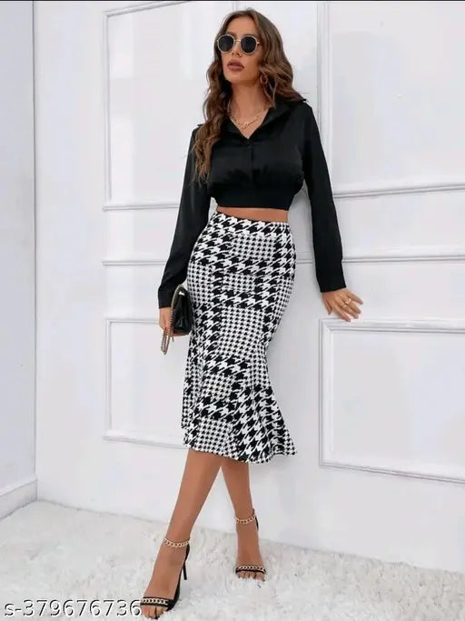 Polycotton houndstooth pencil skirt, new classic style with casual fit and printed net pattern. Available in multiple sizes from 26-38 inches. Made in India