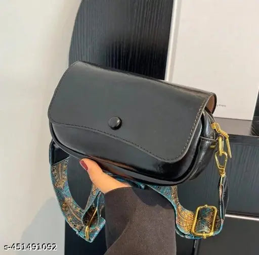 Small crossbody handbag, black leather with gold chain straps