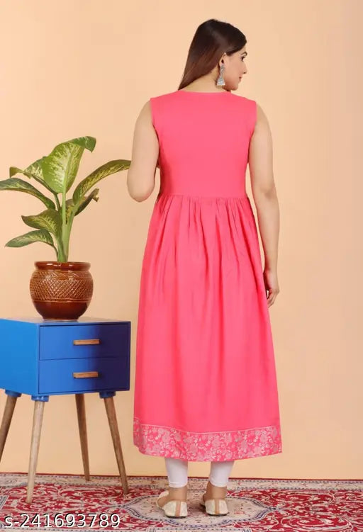 A person wearing a long, salmon pink kameez with white trim