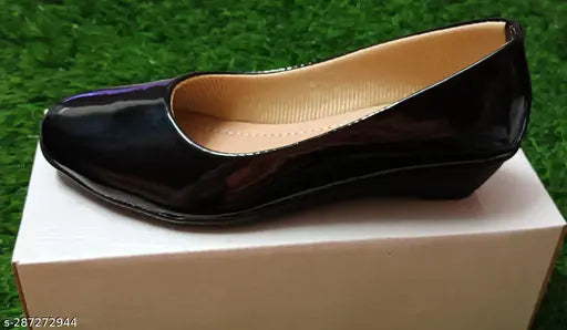 Patent leather slip-ons, stylish casual and formal belly shoes in woven design with ankle loop, sizes IND-3 to IND-8 (India)