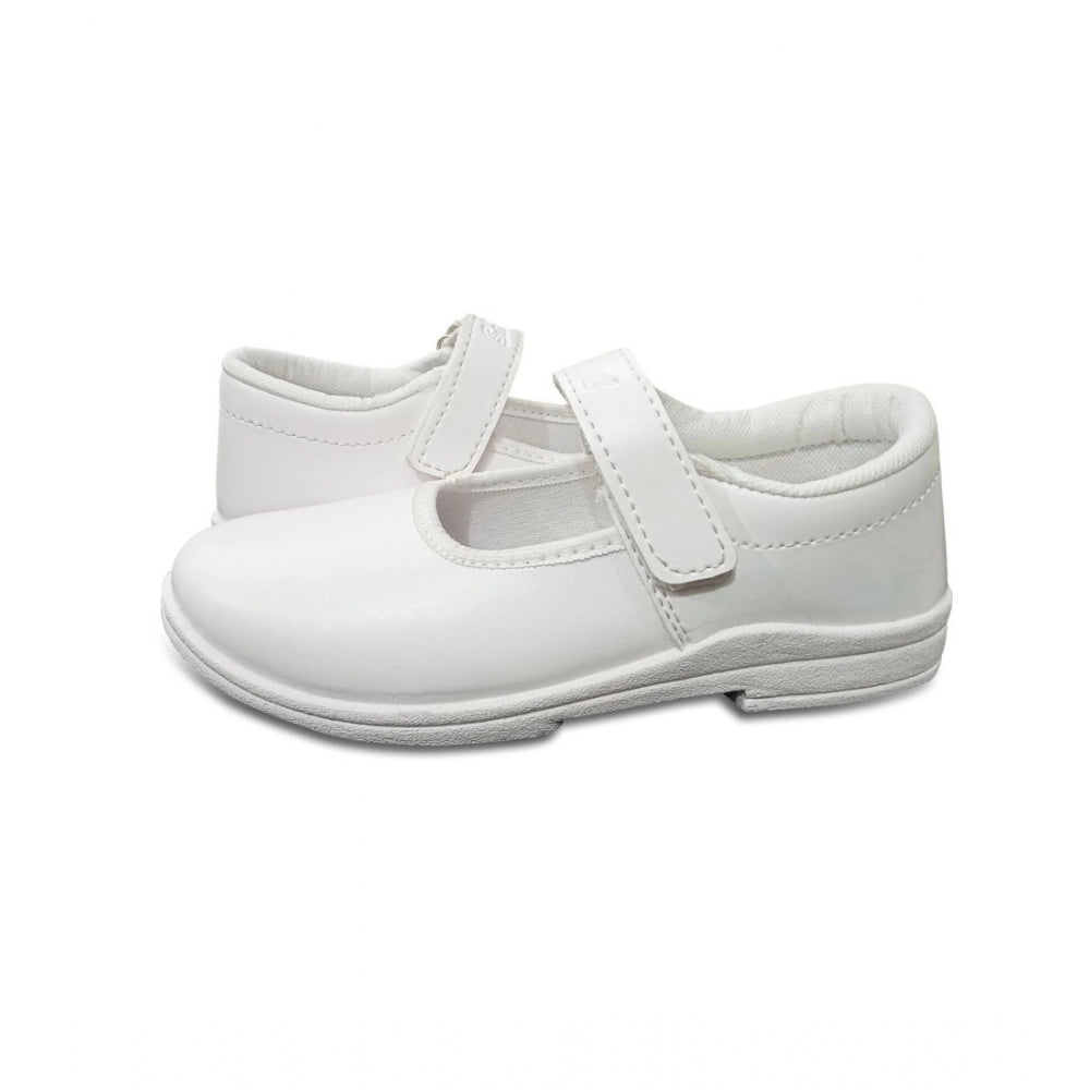 White oxanke shoe with velcro closure