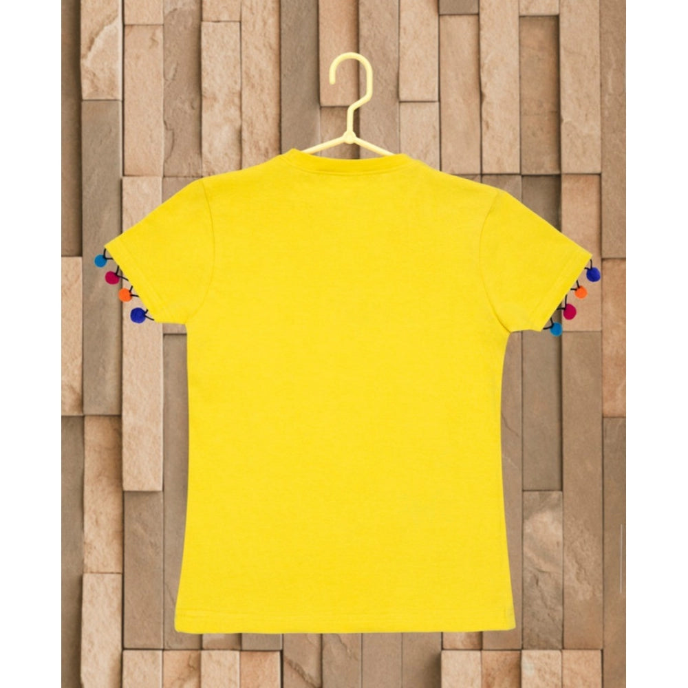 Yellow printed cotton girl's casual short sleeve T-shirt with round neck, fashionable summer wear for young girls