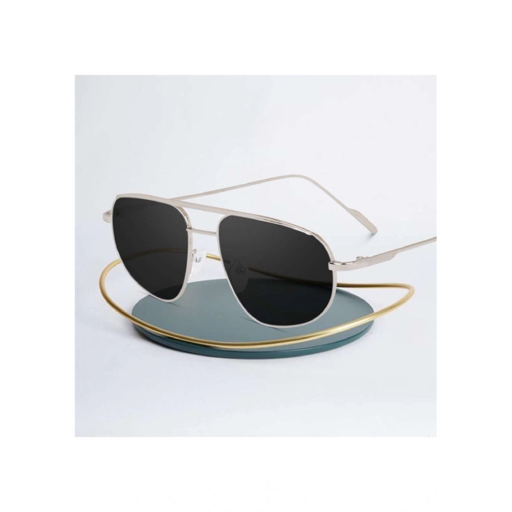 Silver metal aviator sunglasses with UV400 protection for unisex use, close-up on stylish frame