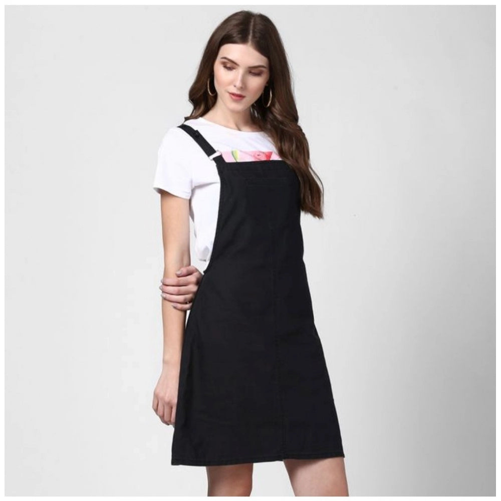 Black denim dungarees with solid shoulder straps, above-knee length for women's fashion