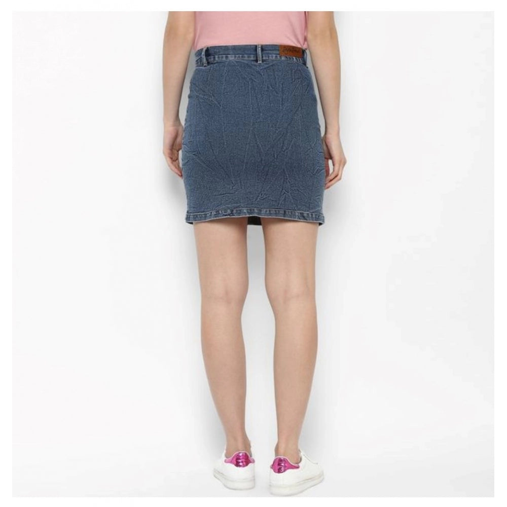 Blue denim women's skirt with front pocket and buttoned waist