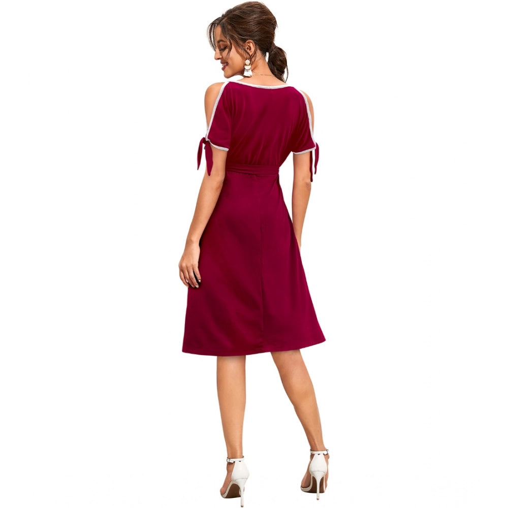 Maroon knitted dress with round neck and no sleeves, midi length