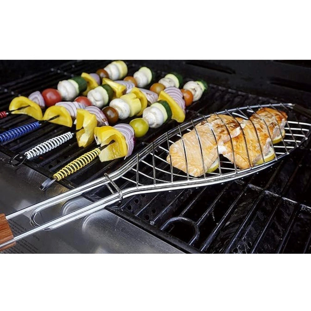 Steel grilling basket for roasted fish & vegetables, silver-colored with folding handle clip