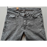 Grey cotton blended tapered jeans for men, solid style with mid rise and button closure