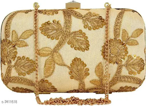Ethnique clutch with embroidered leaves and lace in beige and gold color