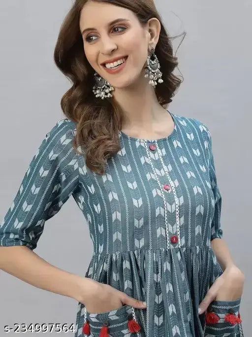 Women's dobby cotton pocket-pleated kurti, short sleeves, printed combo, XS (34in bust, 42in length). Indian handloom design on display