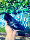 Fashionable black leather loafer with buckle closure