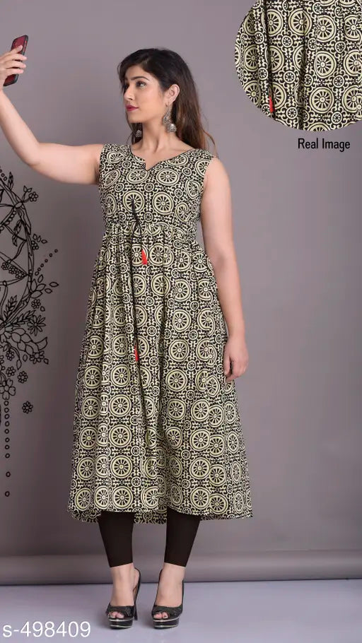 Contemporary casual kameez in white with floral pattern and full-length sleeves