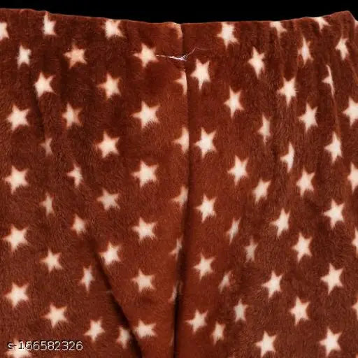 Warm, fleece pajamas with a star pattern, available in various colors, packaged together in a large soft material