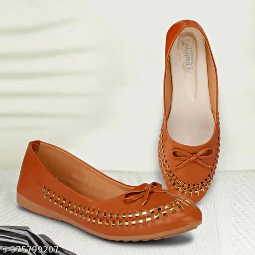 Synthetic leather ladies' flat bellies in solid design, ideal for women - slip-on ballerinas (size: IND-4, IND-7, IND-8), made in India