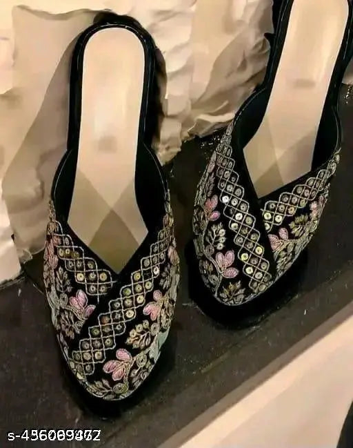 Embellished synthetic queen heel juttis/mojaris, best for Indian weddings. Ankle loop fastening. Sizes: IND-5 (24.5cm), IND-6 (25cm), IND-7 (25.5cm), IND-8 (26cm), IND-9 (26.5cm). Made in India