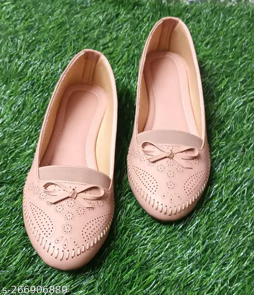 Patent leather bellies, casual and formal. Printed ballerinas with ankle loop in sizes IND-3, IND-4, IND-5, IND-6, IND-8 - Indian origin footwear on model feet