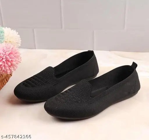 Black synthetic PVC ballerina juttis for women, classy and comfortable