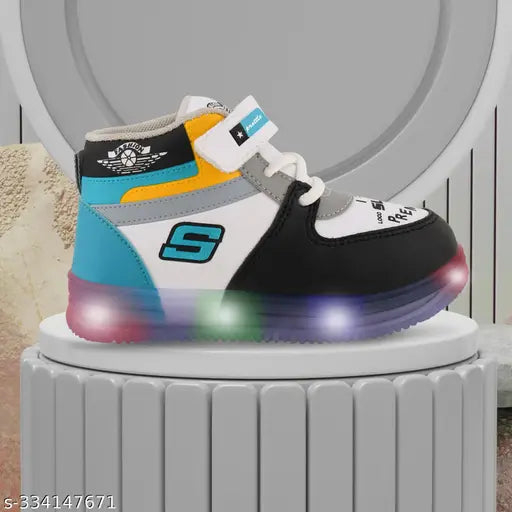 Green EVA lightweight LED casual shoes for kids outdoor sports, with Velcro fastening and breathable mesh material. Perfect for young explorers!
