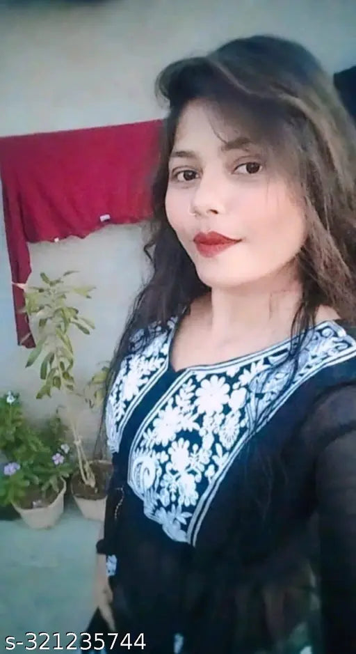 Kurti, sleeveless, black, in a woman's hand