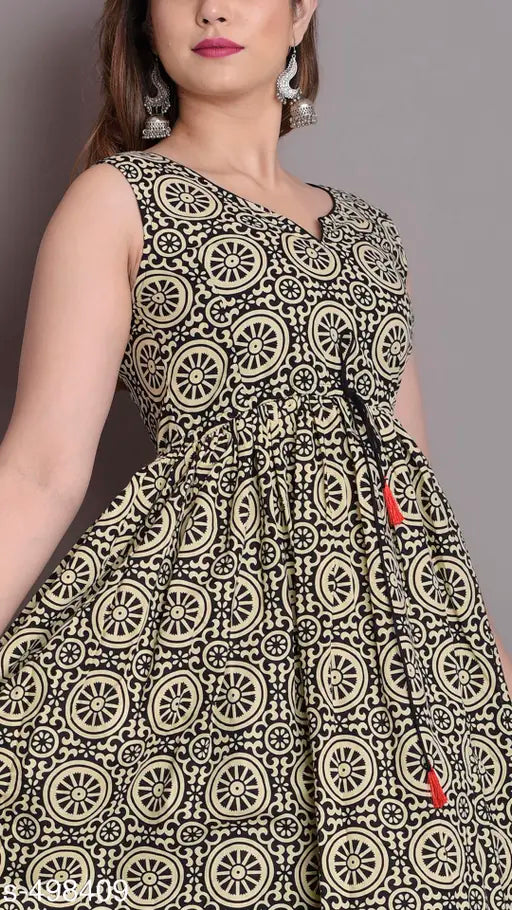 The image displays a contemporary casual kurti with a geometric print