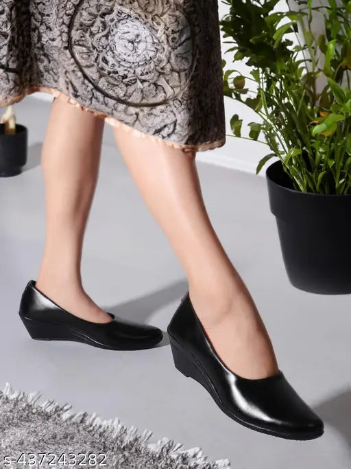 Black shiny formal shoes with bellies, suitable for office wear