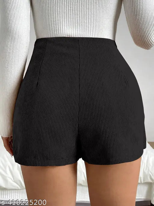 Short, black women skirt with trendy fabric, side pockets