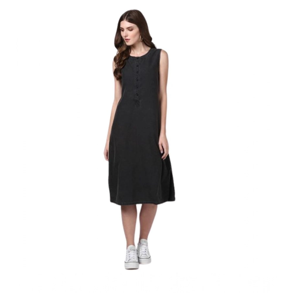Black denim sleeveless dress with round neck and button closure, solid pattern