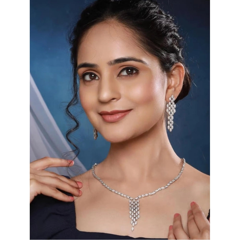 Women's silver-plated brass necklace set, shiny silver plated jewelry on display stand