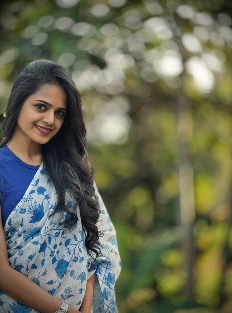 White and blue linen saree with floral print and unstitched blouse piece, 5.5 meters length