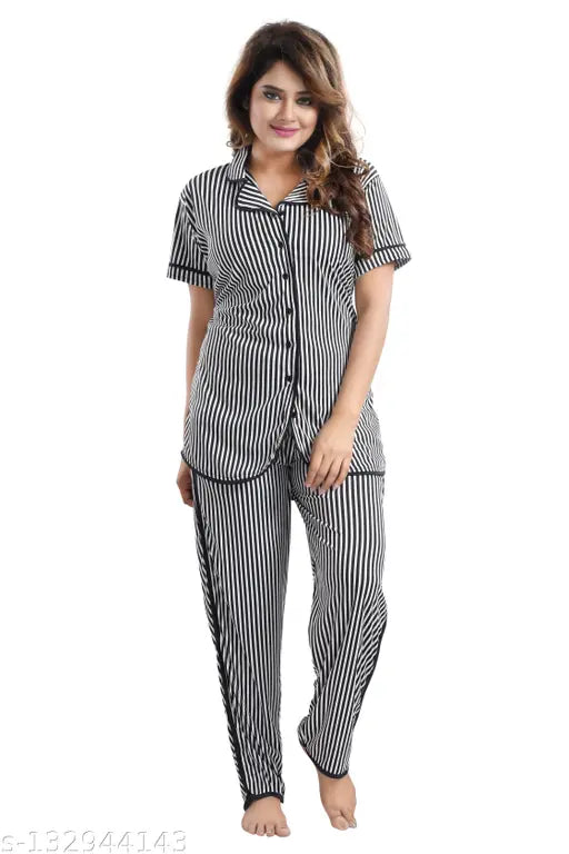 Black polyester nightwear suite, printed net pattern with short sleeves and side pocket. LIFETALE women's two-piece full-length black night suit