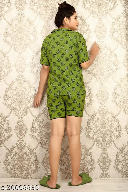 Women's cotton printed nightwear top & shorts set (S, M, L), soft, comfortable sleepwear with elasticized waistband and side pockets, made from high-quality Indian cotton fabric