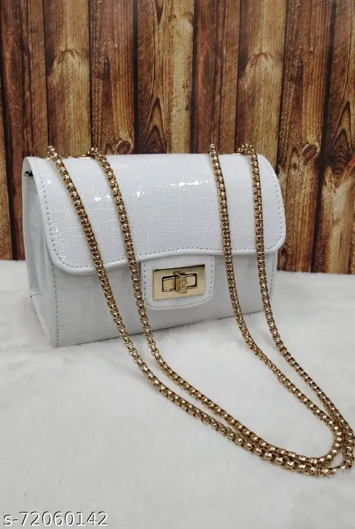 White leather slingbag with gold chain accents