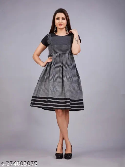 Striped cotton three-quarter sleeve maternity kurti for easy breastfeeding, Indian origin