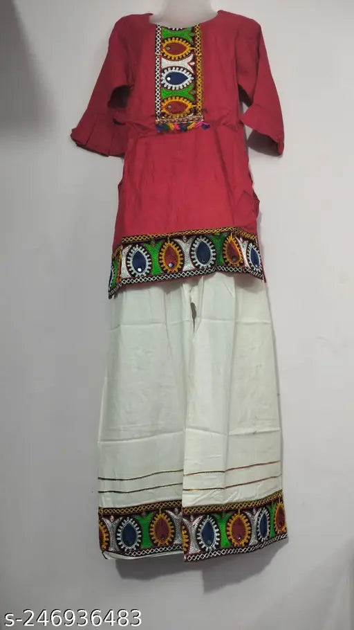 Silk Raajisthani suit, traditional conversational pattern, ideal for AC room interiors (Queen, King, Double) - Indian craftsmanship Main image