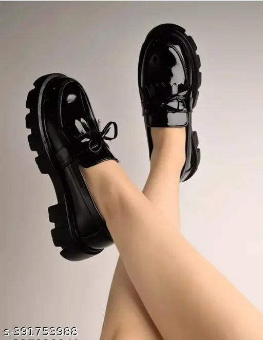 Black patent leather loafers for girls, detailed with chain, ideal for smart casual wear
