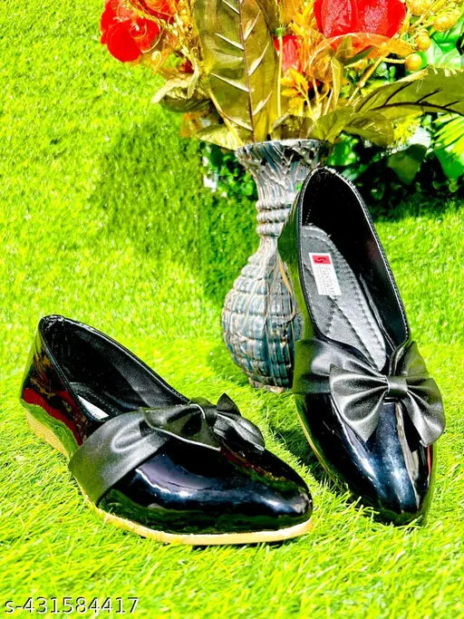 Black leather flat shoes with black bows