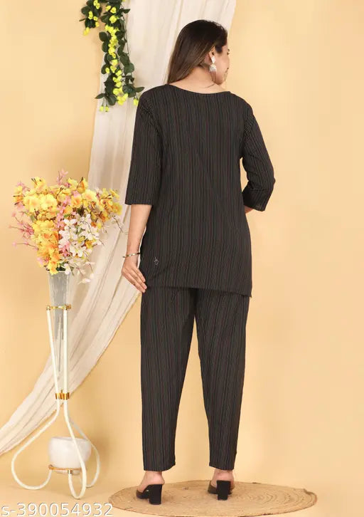 Striped three-quarter sleeve cotton kurta set for men, pyjama style with net pattern. Indian-made short night suit set in M, L, XL, XXL sizes