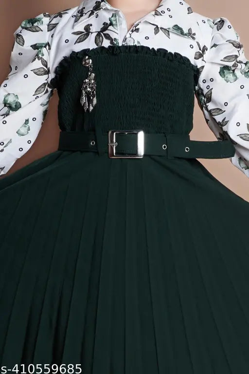 Green party dress with belt, short sleeves, flared skirt