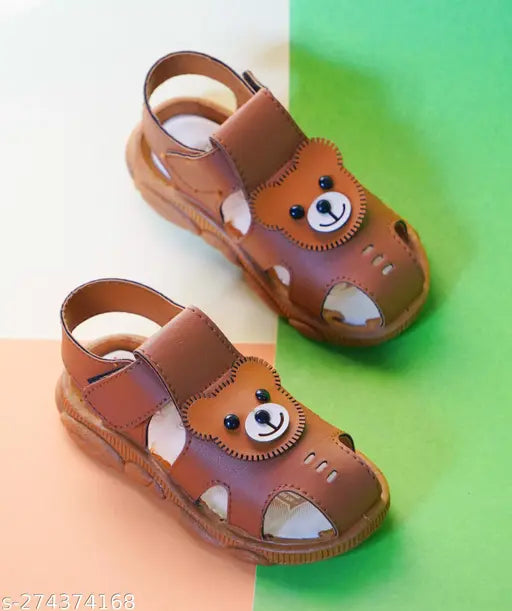 Brown kids' flip flops with teddy bear print, for ages 2-5