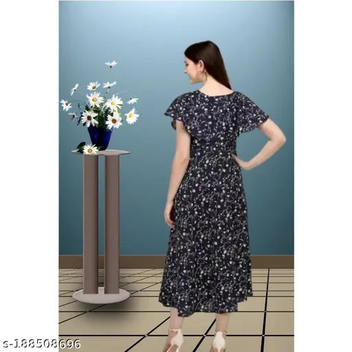 Crepe blue kameez with short sleeves, front buttons and a round neckline